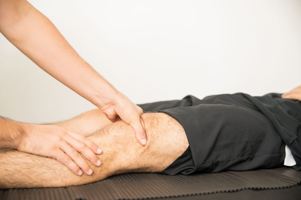 Schéma du fascia, tissu conjonctif tridimensionnel enveloppant les muscles et organes, illustré par la métaphore d'une orange.